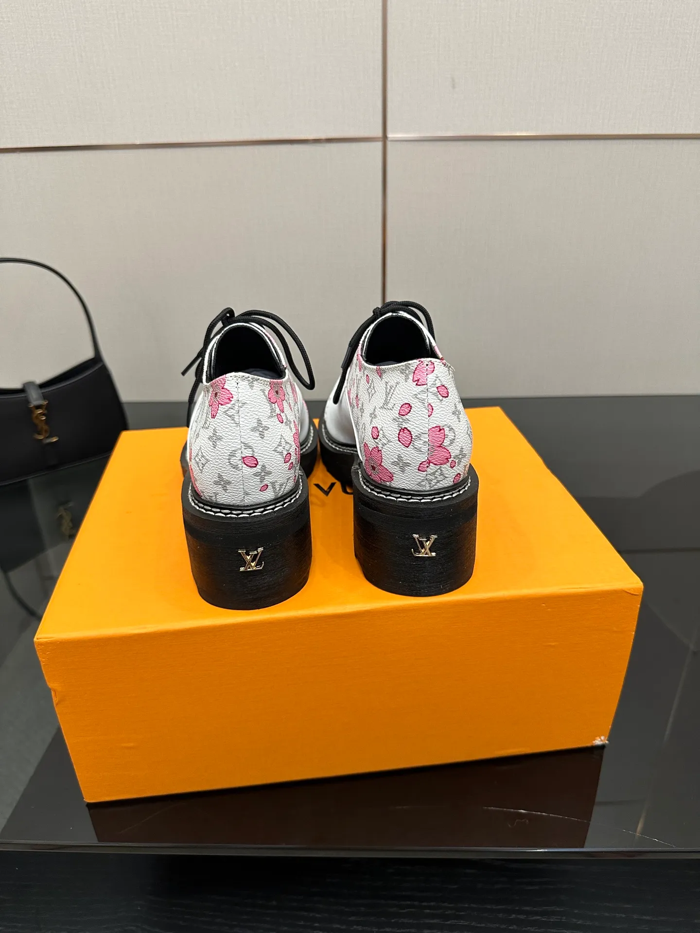 👟👟Ex-factory price 720👟👟 LOUIS VUITTON Louis Vuitton counter latest model top version LV inner cowhide material is real! Original 1:1 material reproduction! Modern and casual in one! Release a strong aura like a queen 🔥Capture everyone's attention instantly💃 Inner/foot pads: imported cowhide Fabric: cowhide Outsole: full genuine leather Code number: 35-41 (40, 41, 42 customizations are not returnable)